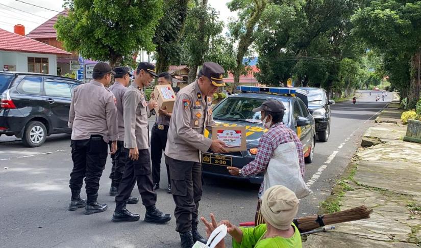 Pada Rabu (05/04), rombongan dari Polres Rejang Lebong Polda Bengkulu melakukan pembagian Bantuan Kemanusiaan Untuk Negeri di enam lokasi berbeda/foto/ humas polres rejang lebong/
