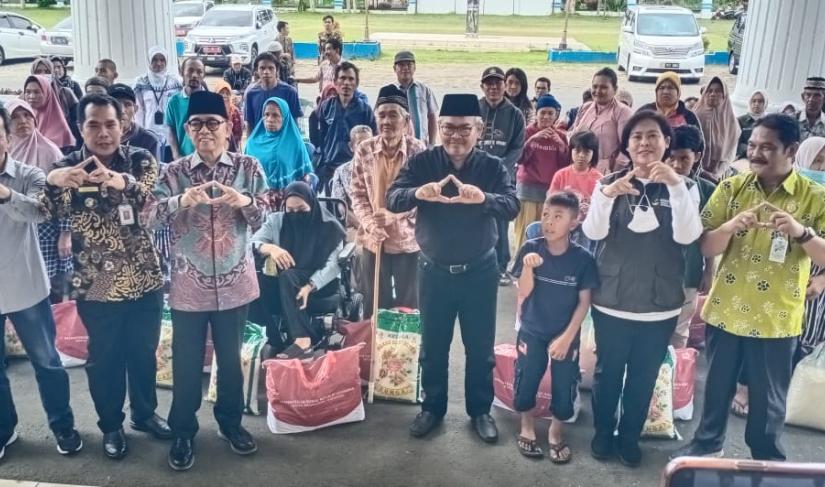   Anggota DPR RI M. Saleh, foto bersama setelah menyalurkn bantuan kepada 100 PPKS di Kabupaten Kepahiang, Kamis 16 April 2023/ist/jack)