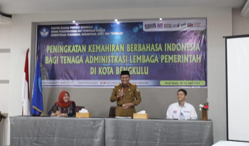 Sekretaris Daerah (Sekda) Provinsi Bengkulu Hamka Sabri yang membuka secara resmi kegiatan yang diselenggarakan Kantor Bahasa Indonesia Provinsi Bengkulu, Senin (10/4/23).