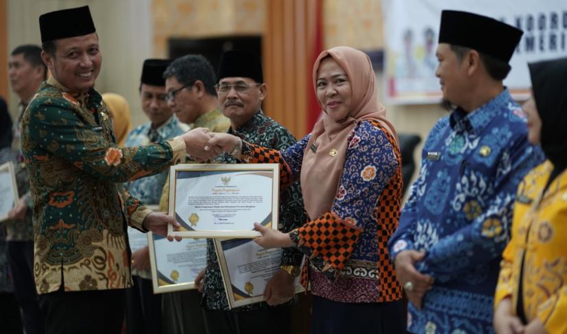 Pemberian penghargaan dari Gubernur Bengkulu kepada Organisasi Perangkat Daerah (OPD) atas penilaian hasil Pengawasan Kearsipan Internal tahun 2022.