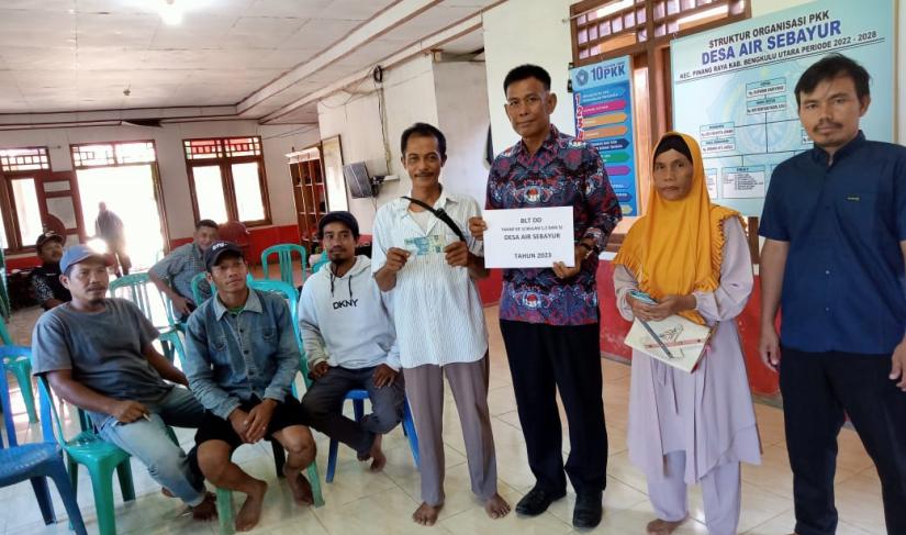  pembagian BLT DD, penyerahan honor guru paud, pembinaan PKK, pembagian honor kades posyandu yang dilaksanakan di Aula Kantor Desa Air Sebayur, Kamis (13/04/2023)