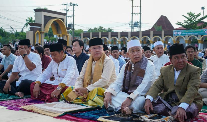 Gubernur Bengkulu Rohidin Mersyah dan Ketua DPRD Provinsi Bengkulu Ihsan Fajri rayakan Idulfitri 1 Syawal 1444 Hijriyah. Diawali shalat eid di Masjid Raya Baitul Izzah Bengkulu, Sabtu (22/04). 