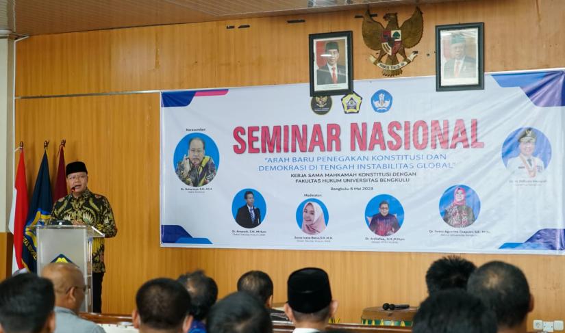 Gubernur Rohidin buka Seminar Nasional "Arah Baru Penegakan Konstitusi dan Demokrasi di Tengah Instabilitas Global" yang digelar oleh Fakultas Hukum Universitas Bengkulu (UNIB), (5/5/2023).