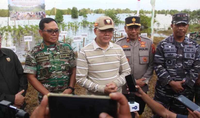 Gubernur dan Jajaran TNI/Polri penanaman 1000 bibit mangrove bersama, dengan areal tanam seluas 1,2 Ha, di kawasan Pulau Baai, Senin (15/5/2023).