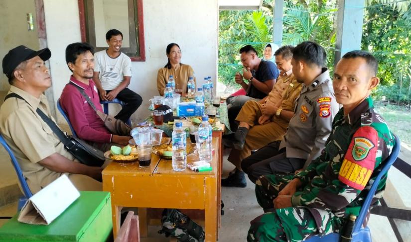 Kepala Desa Banyu Kencana Gusti Ayu Kartini, Sedang Koordinasi dengan pihak-pihak terkait di sela-sela pelaksanaan Pemilihan BPD. 