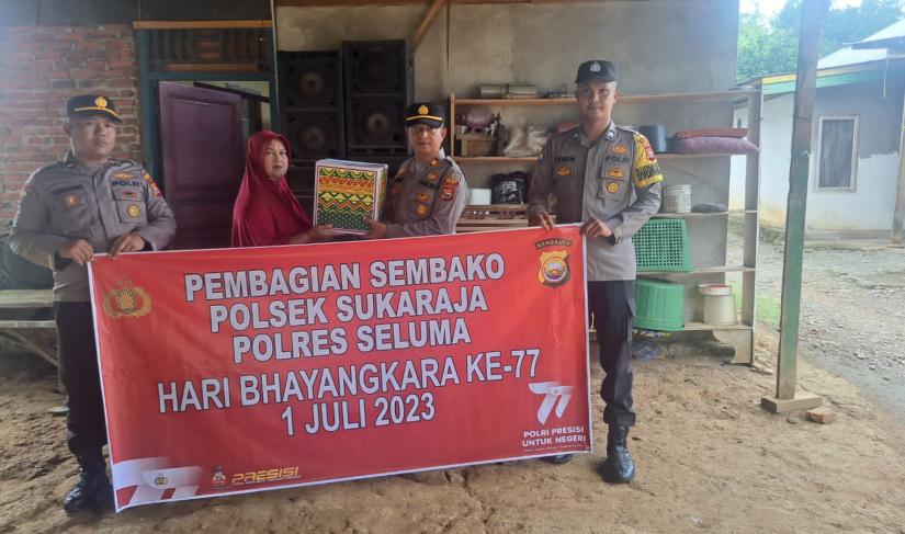 Iptu Prengki Sirait, S.H., di dampingi personel melaksanakan giat pemberian Bantuan Sembako, Rabu (14/06/2023).
