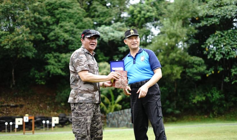  Lomba menembak dalam rangka Hari Bhayangkara ke 77 tahun 2023 yang berlangsung di Korps BRIMOB Polda Bengkulu, Jum'at (16/06/2023). 