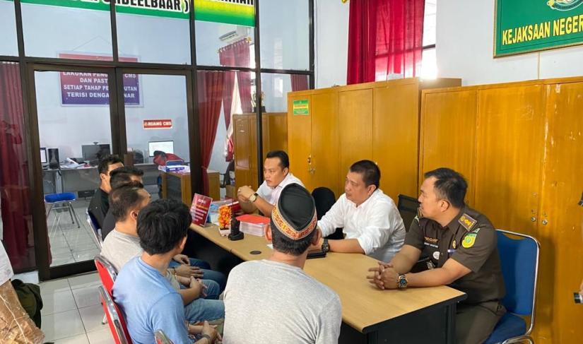 Serah terima berkas, barang bukti dan 5 tersangka dari Penyidik Subdit Jatanras Ditreskrimum Polda ke JPU Kejari Bengkulu, Kamis( 22/6/2023).