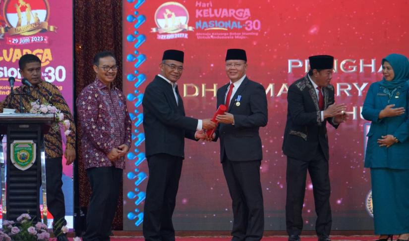 Menko PMK Muhadjir Effendy didampingi Kepala BKKBN RI Hasto Wardoyo serahkan Penghargaan di Griya Agung di Rumah Dinas Gubernur Sumatera Selatan, Selasa Malam (4/7/2023)