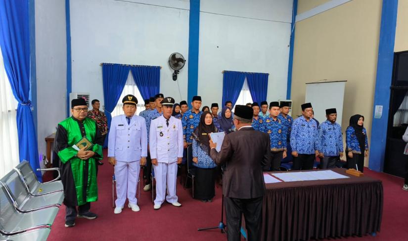 Pengambilan sumpah jajaran setingkat Esselon III dan IV di lingkup Pemerintah Kota Bengkulu, Kamis (24/8/23).