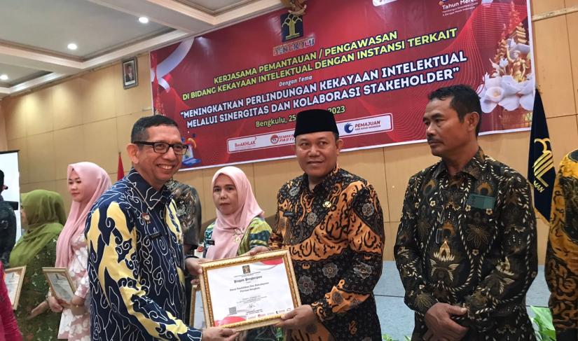 Penyerahan sertifikat kekayaan intelektual.
