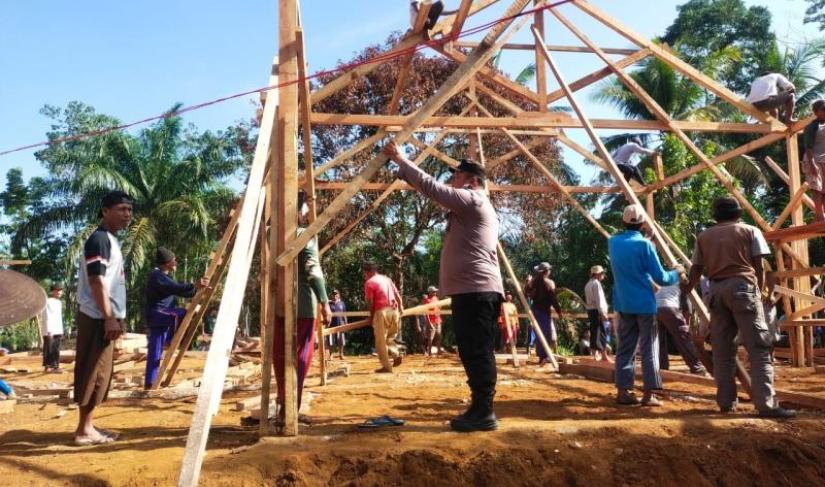 Peduli terhadap warga yang terkena musibah kebakaran, Polsek Giri Mulya Polres Bengkulu Utara Polda Bengkulu melaksanakan gotong royong mendirikan rumah warga pada pagi Sabtu (23/9/2023).