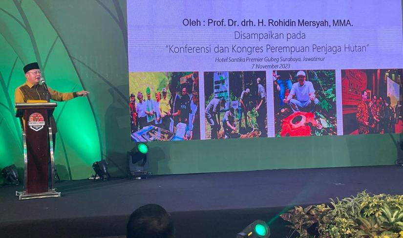 Gubernur Rohidin Mersyah menjadi narasumber dalam Talkshow Konferensi dan Kongres Perempuan Penjaga Hutan yang digelar di Hotel Santika Premiere Gubeng Surabaya, Selasa (7/11/2023).