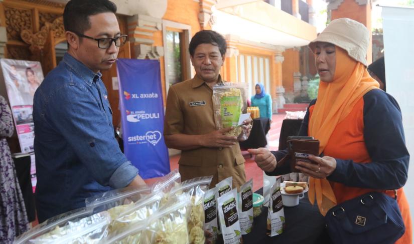 (Ki-ka) Regional Group Head XL Axiata East Region, Dodik Ariyanto, Staf Ahli Pembangunan, Kesejahteraan Rakyat dan Sumberdaya Manusia Kota Malang, Drs. Alie Mulyanto, MM dan salah satu peserta pelatihan UMKM perempuan yang diselenggarakan oleh XL Axiata bersama sejumlah mitra di Malang, (6/11). 