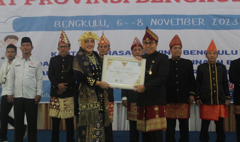 Festival Tunas Bahasa Ibu se Provinsi Bengkulu Resmi di tutup pada Rabu (8/11/2023) di Gedung Asrama Haji Bengkulu. 