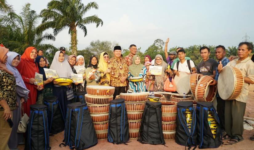 Gubernur Rohidin Serahkan Alsintan, Alat Kesenian dan Bedah Rumah di Bengkulu Tengah.