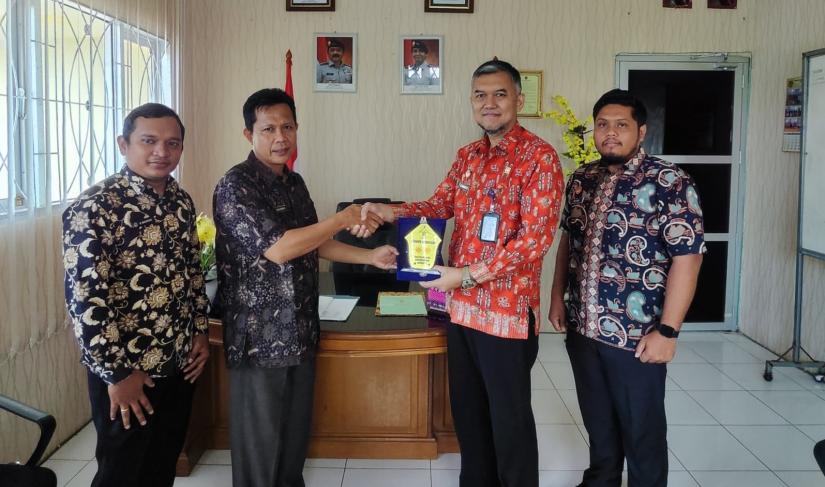 Kepala Divisi Administrasi, Achmad Brahmantyo Machmud, mengunjungi Kantor Pertanahan Kabupaten Kaur pada Kamis (23/11/2023) untuk mengambil Sertifikat Hak Pakai Tanah hasil hibah.