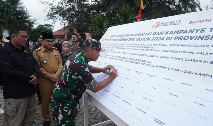 Apel Siaga Tahapan Kampanye pada Pemilu Tahun 2024 bertempat di Lapangan Sport Center Bengkulu, Senin (27/11). 