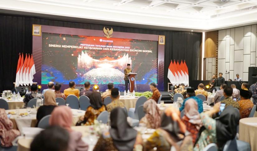 Pertemuan Tahunan Bank Indonesia 2023 serta Arahan Presiden RI, via virtual meeting, di ballroom salah satu hotel kawasan Padang Jati Kota Bengkulu, Rabu (29/11) malam. 