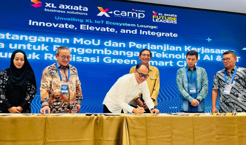 (ki-ka) CEO PT. Xekar, Ria Putri Sekarwidati,  Business Development Executive - IBM, Donny Gunawan, Direktur & Chief Technology Officer XL Axiata, I Gede Darmayusa, Director Smart Cities and Communities Innovation Center ITB, Prof. Dr.Ir. Suhono Harso Supangkat, M.Eng. CEO PT. Cahaya Mutiara Sentosa, Edward Halim, CEO PT. Maggot Indonesia Lestari, Markus Susanto dalam prosesi penandatanganan Memorandum of Understanding (MoU) dan kerja sama antara XL Axiata dengan Institut Teknologi Bandung, IBM, PT Cahaya M