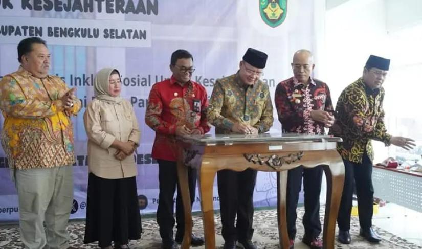Gubernur Bengkulu Rohidin Mersya meresmikan Gedung Layanan Perpustakaan Kabupaten Bengkulu Selatan, yang terletak di Lapangan Sekundang Manna Kabupaten Bengkulu Selatan pada Kamis (14/12).