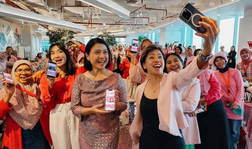 Direktur & Chief Enterprise Business and Corporate Affairs Officer XL Axiata, Yessie D. Yosetya (kiri tengah), dan Komisaris Independen XL Axiata, Yasmin Wirjawan (kanan tengah) bersama dengan Founder Ibu Hebat Community, Yora Natasha (kiri), Chief of KumparanWOMAN, Fitria Sofyani (kedua kiri) dan Konten Kreator, Diva Aura Amelia dalam acara peluncuran fitur baru aplikasi Sisternet di Jakarta, Rabu (20/12). 