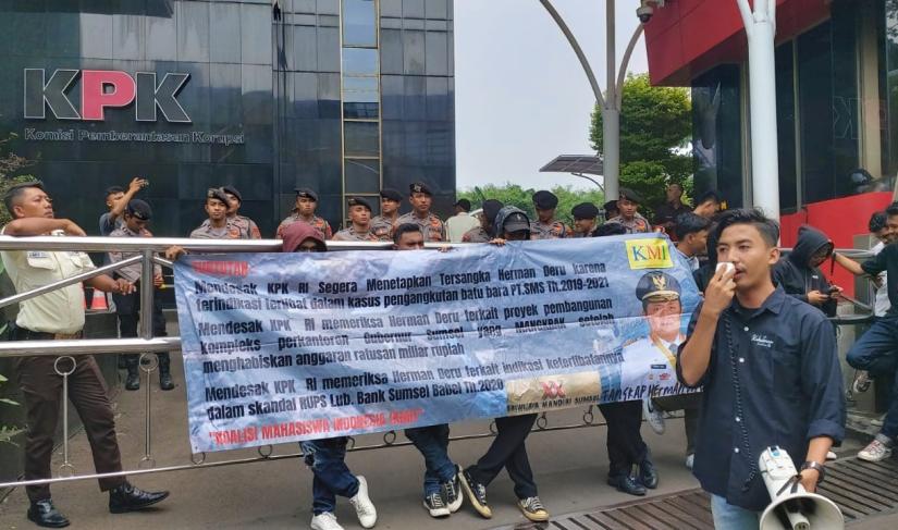 Demo Desak KPK Tangkap Herman Deru