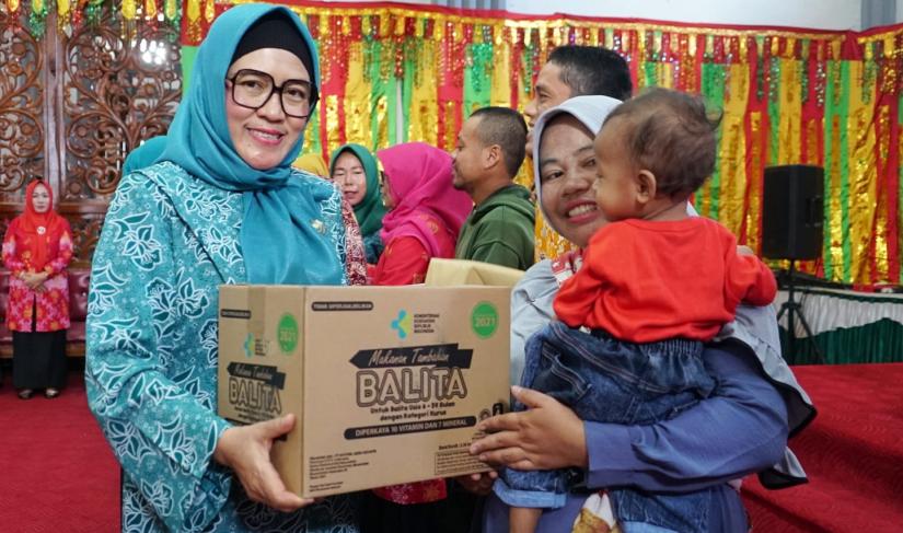 Ketua TP PKK Provinsi Bengkulu Derta Wahyulin Rohidin Salurkan Bantuan  usai Pembinaan 10 Program Pokok TP PKK, di Balai Daerah Kabupaten Mukomuko, Kamis (2/3).