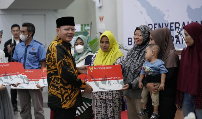 Tampak Gubernur Rohidin Serahkan Bantuan Secara SImbolis