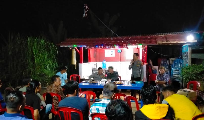 Polisi Sambang Poskamling Sembari Berikan Arahan Larangan Karhutla