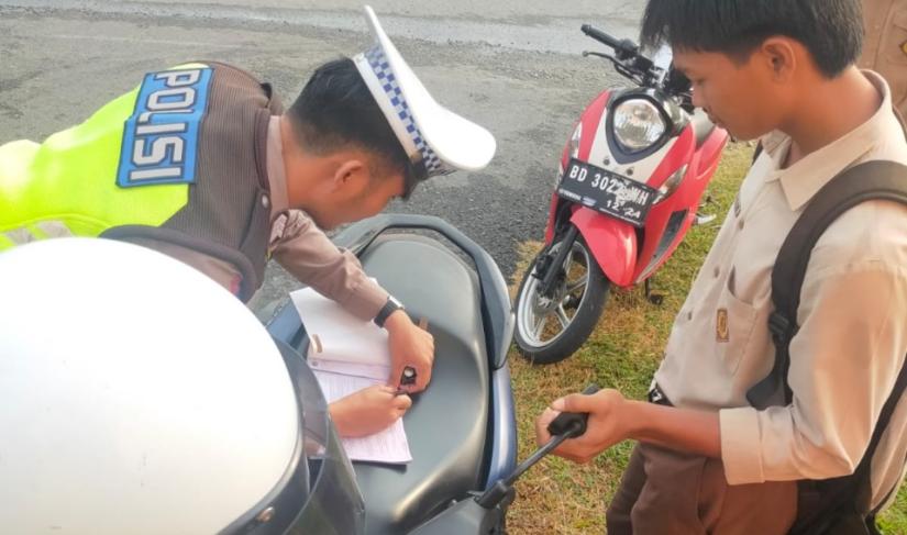 Patroli Hunting, Unit Turjagwali Satlantas Polres Kaur Polda Bengkulu di wilayah hukum Polres Kaur pada Rabu (20/9/2023), berhasil melaksanakan penindakan pelanggaran (tilang) pada 5 pengendara.