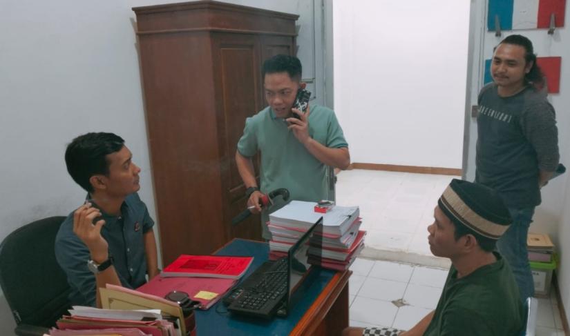 Sat Reskrim Polres Kaur Polda Bengkulu, menyerahkan dua orang tersangka pencurian dengan kekerasan, ke Jaksa Penuntut Umum (JPU) Kejakasaan Negeri Kaur, pada hari Jumat (22/09/23).