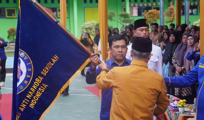 Gubernur Bengkulu bersama Waka I DPRD Bu melaksanakan pengukuhan pengurus sans sekolah
