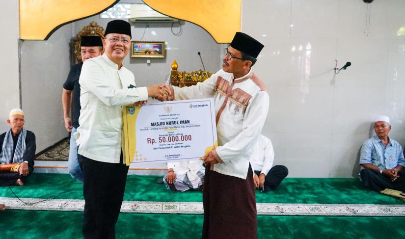 Gubernur Rohidin Serahkan Bantuan Dana Hibah Masjid di Bengkulu Selatan.