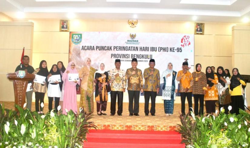 Puncak peringatan Hari Ibu ke-95 dirayakan dengan meriah di Balai Raya Semarak Bengkulu pada Kamis (21/12). 