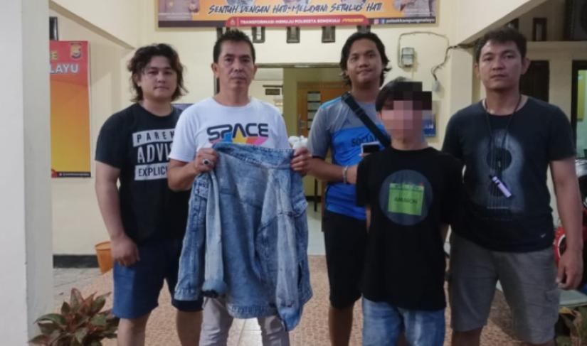 Tampak Pelaku Penusukan diamankan Polisi