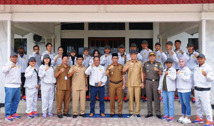 Ketua Pengprov FORKI Bengkulu Muharamin saat memberikan semangat karateka yang akan berlaga ke Pra PON. Foto: Dok