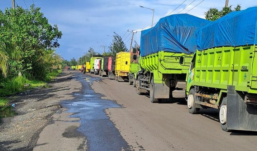 Truk angkutan batu bara di jalur Jalan Bengkulu Utara