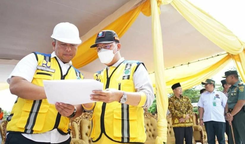 Plt. Kadis Provinsi bersama Gubernur Bengkulu saat meninjau pelaksanaan pembangunan jalan dan jembatan elevated di kawasan DDTS Foto/Dok
