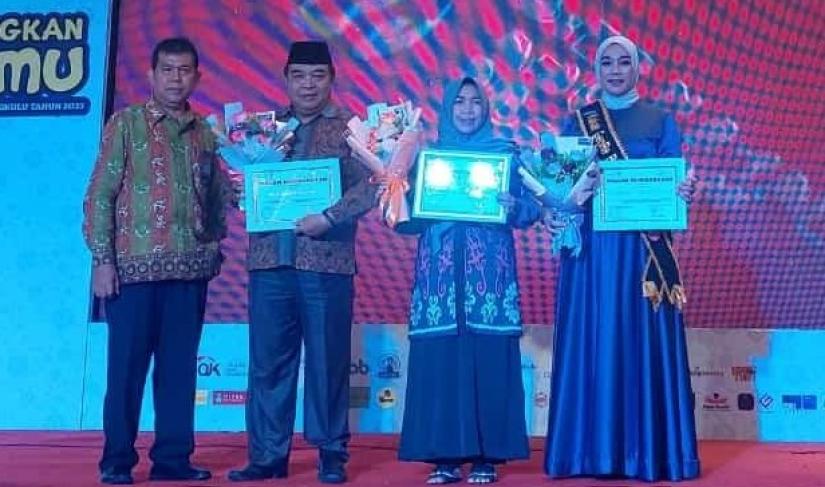 Pada Jumat malam (3/3), Duta Genre kota berhasil meraih beberapa penghargaan dan menjadi juara di malam Apresiasi Duta Genre dan Ajang Kreativitas Remaja Tingkat Provinsi yang diadakan di Ballroom Hotel Mercure. (foto: wandi)