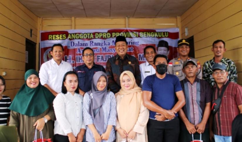 KetuA dprd iHSAN Fajri saat Reses di Pulau Enggano