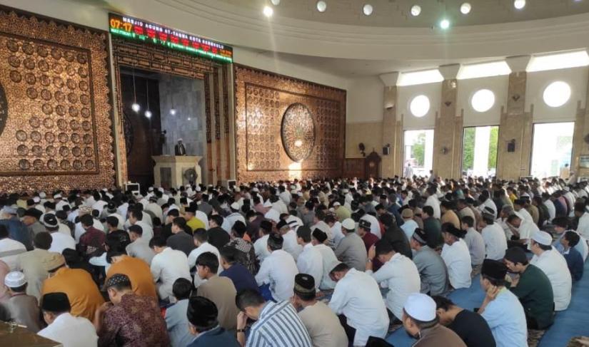 Ribuan Warga Padati Masjid Agung At-Taqwa Laksanakan Shalat Ied