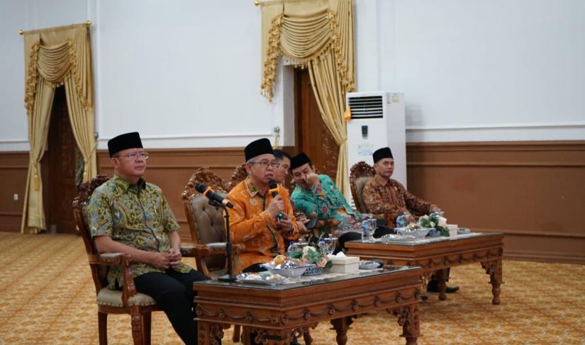 Video Call dengan Jamaah Haji asal Bengkulu, Gubernur Rohidin Pesan Jaga Kesehatan