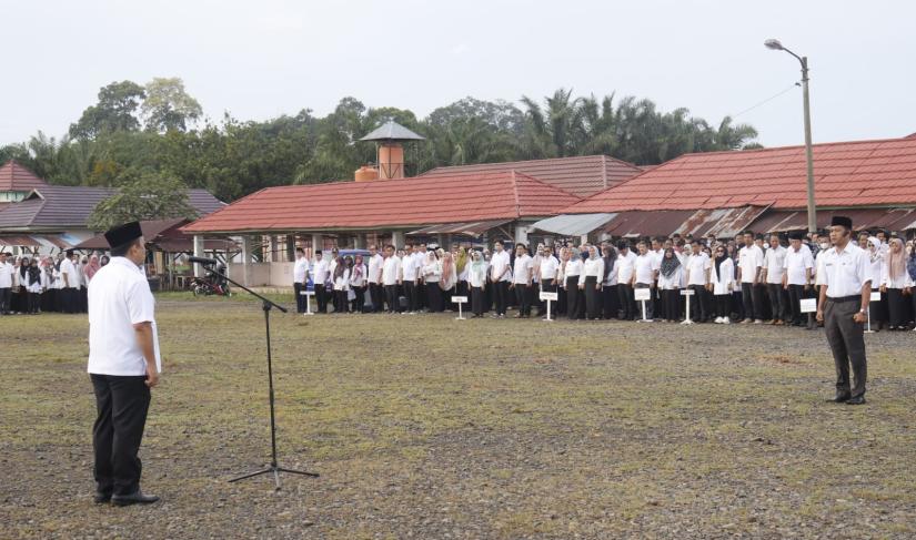 Wakil Bupati Seluma Drs. Gustianto menjadi pembina Apel Pagi pertama setelah libur Hari Raya Idulfitri 1444 H Tahun 2023 di Pasar Sembayat,  Rabu (26/4/2023). 