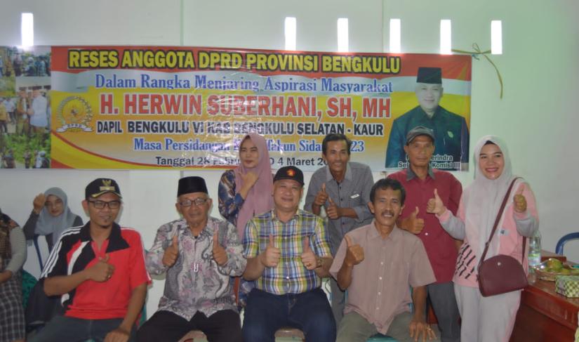 Anggota DPRD Provinsi Bengkulu Komisi III H. Herwin Suberhani SH.MH melaksanakan Reses masa persidangan ke I tahun 2023 di Desa Pasar Pino Kecamatan Pino Raya Bengkulu Selatan Foto/Dok