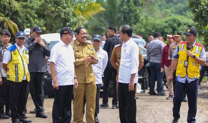 Presiden Joko Widodo meninjau pembangunan jalan Inpres di Kabupaten Bengkulu Utara.