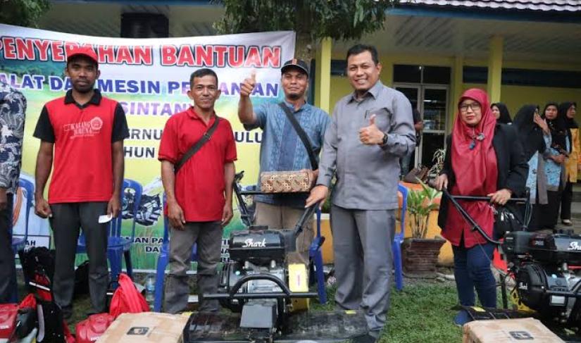 Dewan Sujono salurkan bantuan Alsintan.