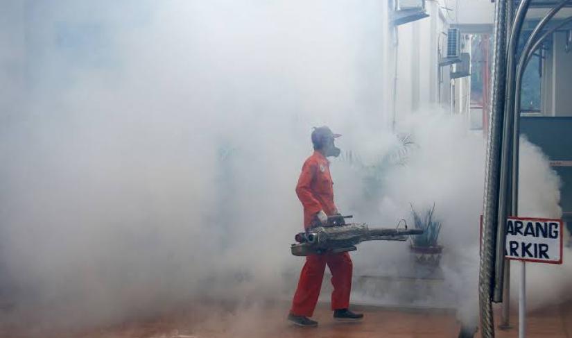 Dokumentasi pengasapan cegah penyebaran nyamuk DBD.