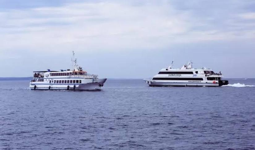 Aktivitas Penyeberangan Kapal dari Bengkulu ke Pulau Enggano.