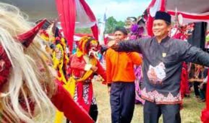Jonaidi SP saat Foto Bersama Suku Jawa Main Kuda Lumping